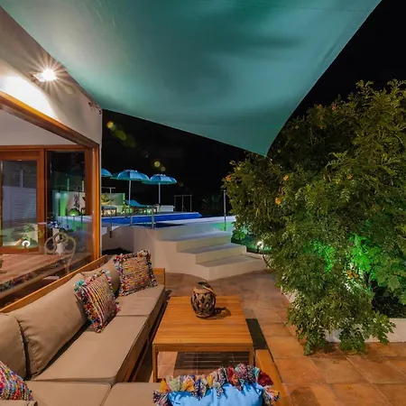Villa Infinity: Panoramic Sea Views & Private Heated Pool Tias