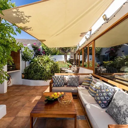 Villa Infinity: Panoramic Sea Views & Private Heated Pool Tias