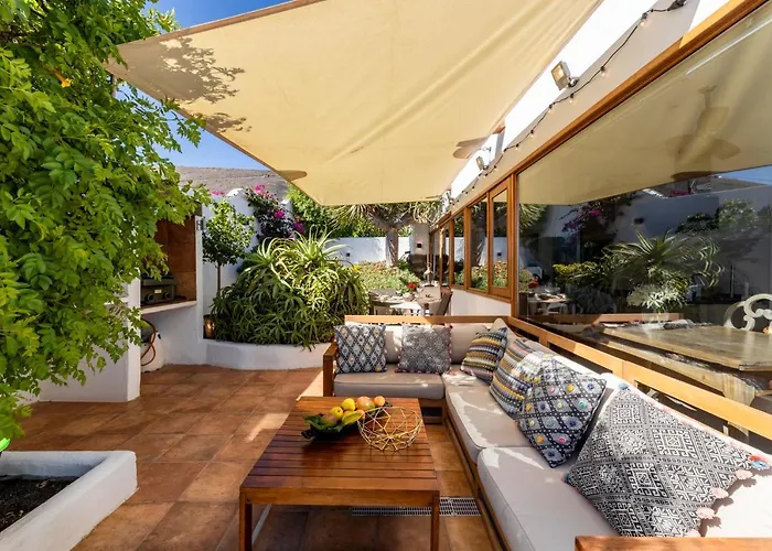 Villa Infinity: Panoramic Sea Views & Private Heated Pool Tias